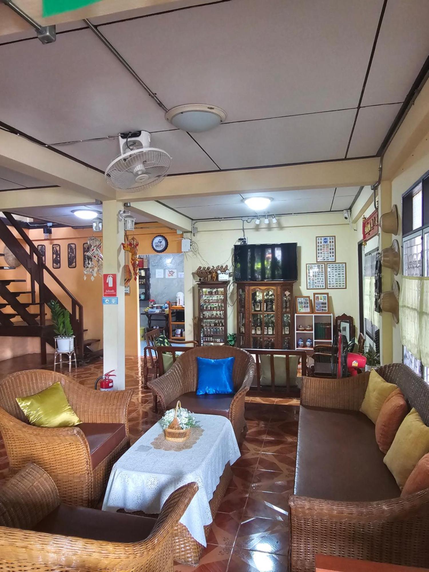 Banchan Hostel Пра Након Си Аютая Екстериор снимка