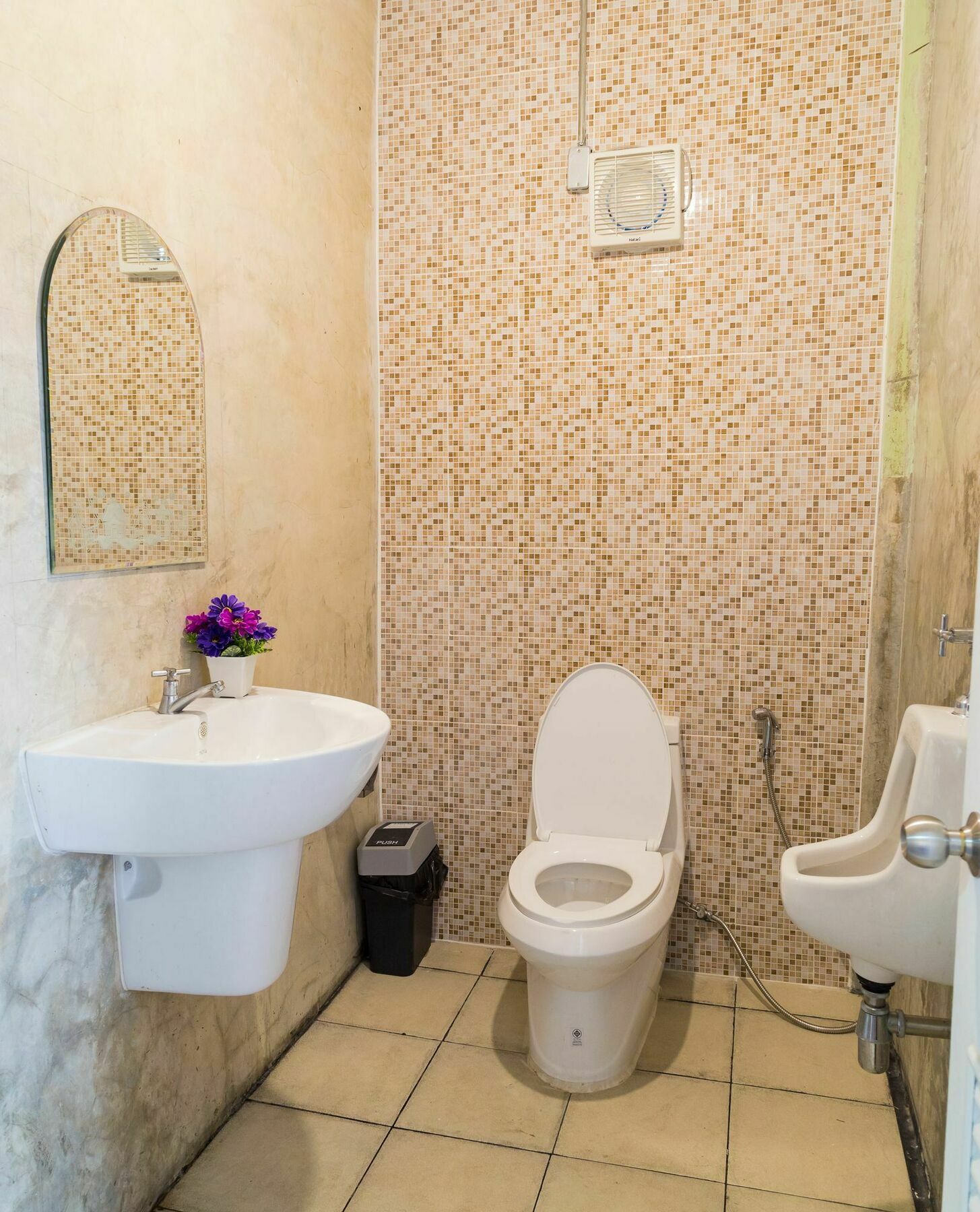 Banchan Hostel Пра Након Си Аютая Екстериор снимка
