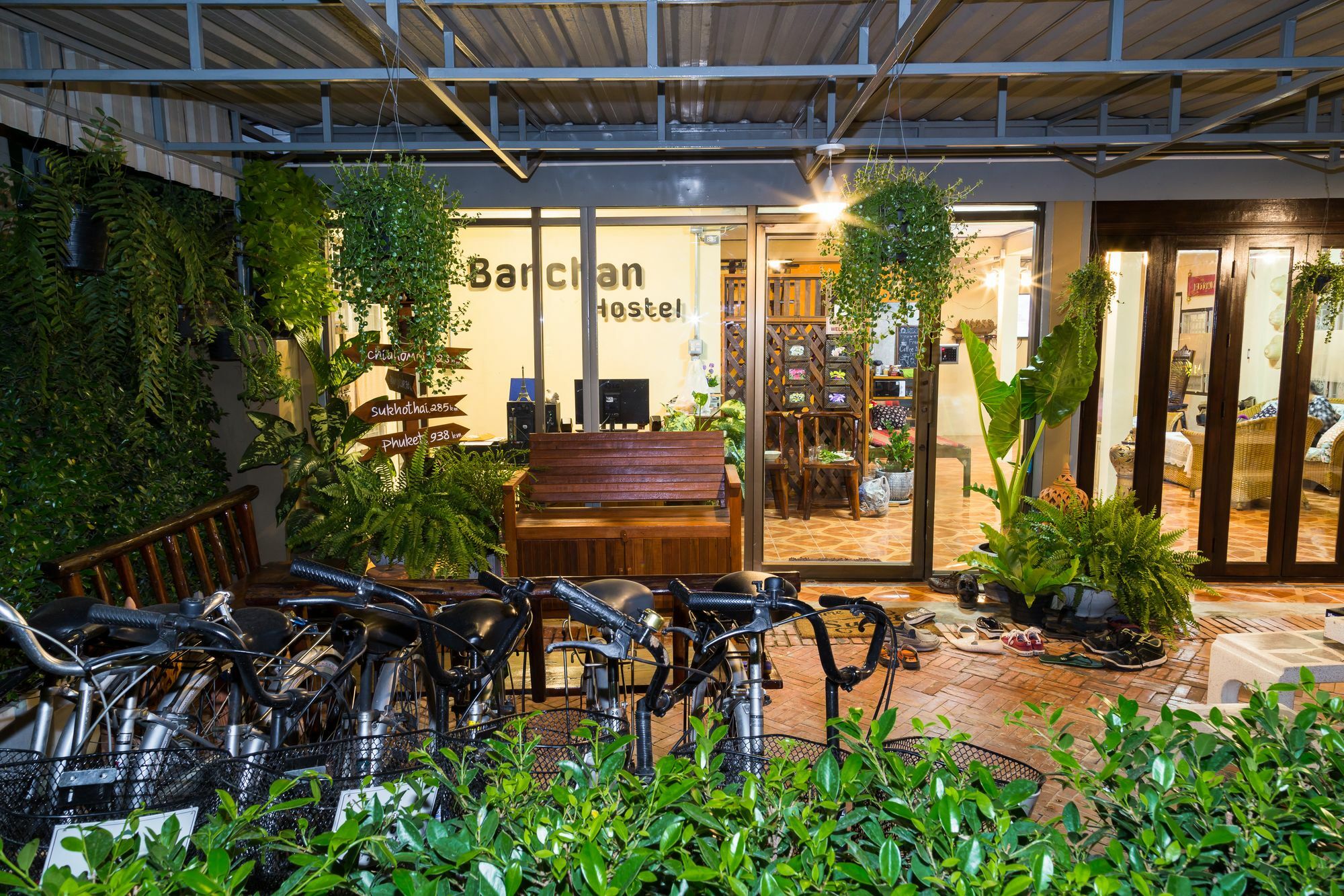 Banchan Hostel Пра Након Си Аютая Екстериор снимка